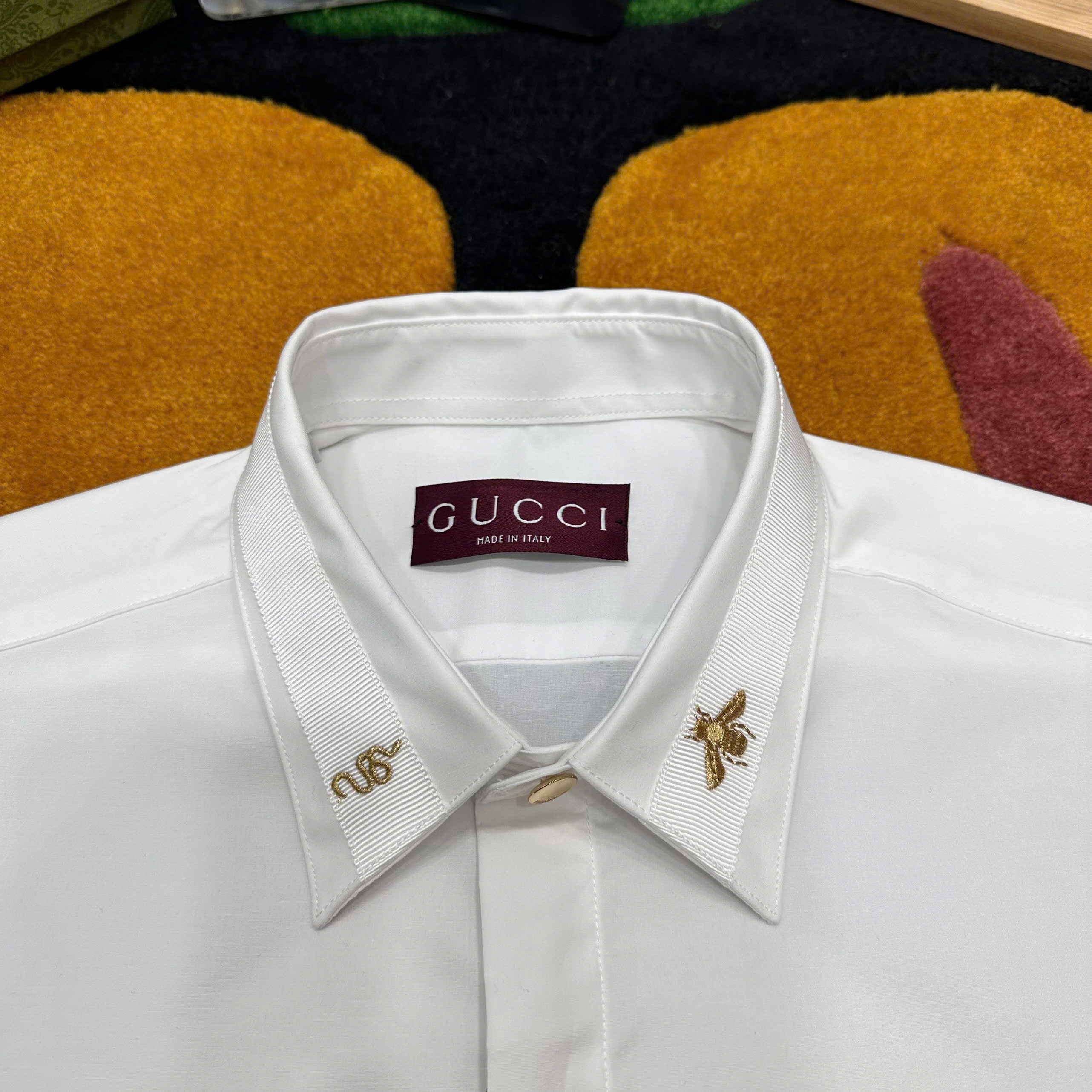 Áo sơ mi dài tay Gucci GC Trắng logo Ong Rắn vàng thêu cổ Like Auth on web MK